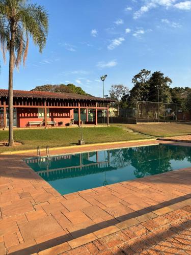 Magnífica Chácara com Fundo para a Represa (Magnifica Chacara com Fundo para a Represa) in เปาลิเนีย