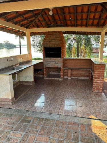 Magnífica Chácara com Fundo para a Represa (Magnifica Chacara com Fundo para a Represa) in เปาลิเนีย