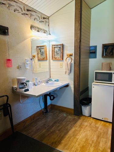 Moore's Old Pine Inn in มอนโร