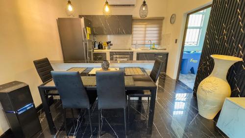 Moderna Casa con piscina , jacuzzi y generador electrico in ปวยร์โต บาริโอส
