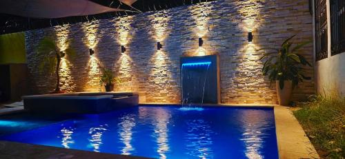 Moderna Casa con piscina , jacuzzi y generador electrico in ปวยร์โต บาริโอส