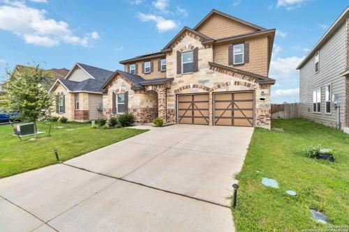 New Braunfels Modern Spacious 5-bedroom house