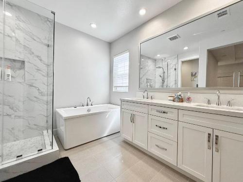 ฝักบัว, #Marbella Lane - Spacious 4BR Modern Family Home! in พลาเซนเทีย (CA)