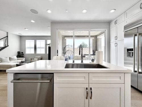 ห้องครัว, #Marbella Lane - Spacious 4BR Modern Family Home! in พลาเซนเทีย (CA)