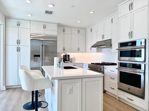 ห้องครัว, #Marbella Lane - Spacious 4BR Modern Family Home! in พลาเซนเทีย (CA)