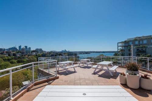 Delightful Darling Point Studio w Stunning Rooftop - image 3