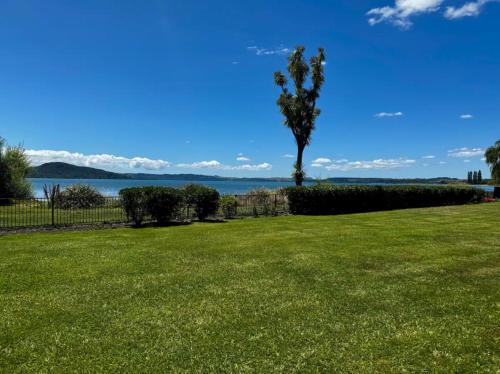 The Lake House with private spa Lake Rotorua in 霍登斯灣