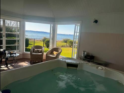Spa, The Lake House with private spa Lake Rotorua in 霍登斯灣