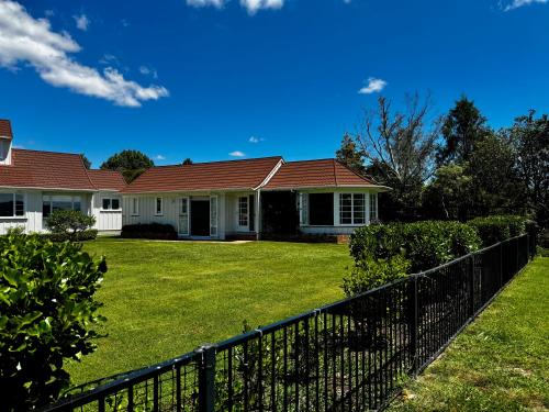 The Lake House with private spa Lake Rotorua in 霍登斯灣