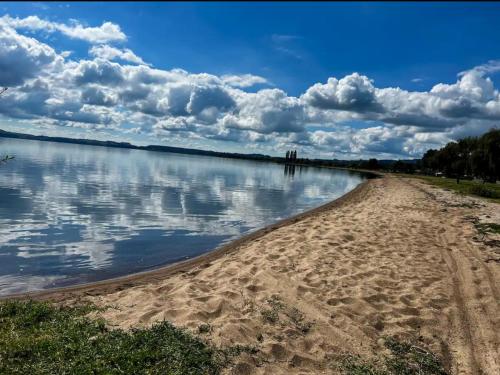 The Lake House with private spa Lake Rotorua in 霍登斯灣
