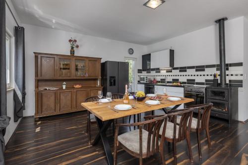 virtuve, Holiday Home with Pool near Makarsk - Happy Rentals in Šumet