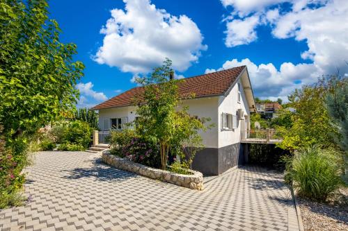 Holiday Home with Pool near Makarsk - Happy Rentals in Šumet