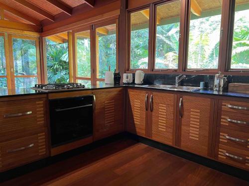 Konyha, Lux rainforest lodge - 2 King bedrooms in Bramston Part