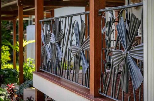 Lux rainforest lodge - 2 King bedrooms in Bramston Part
