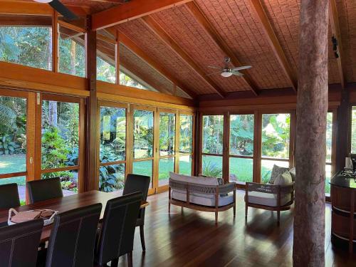 Lux rainforest lodge - 2 King bedrooms in Bramston Part
