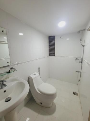 Lavish Ac Private Room Near Airport, 300 ft - Dhaka