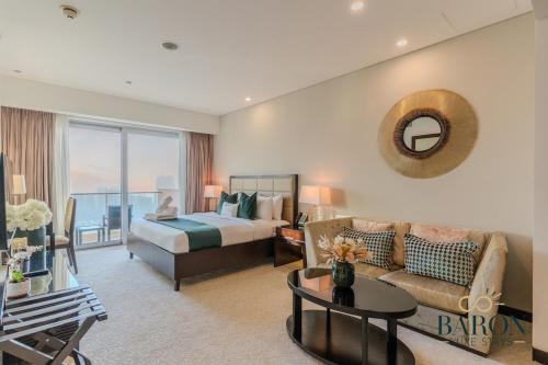 The Glamorous, Dubaj