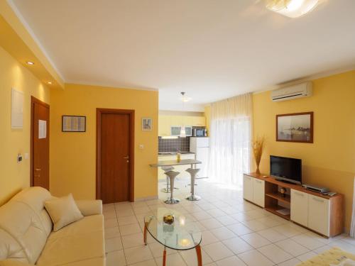 Apartment with Garden View image 8