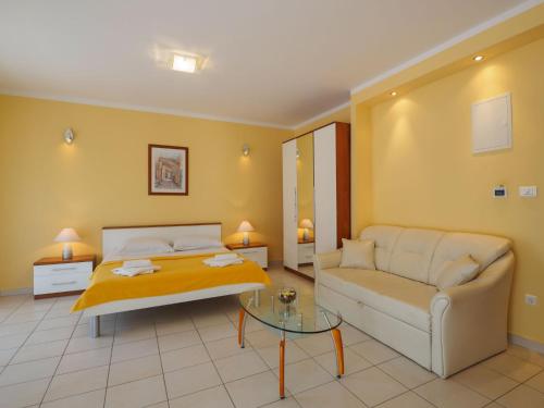 Apartment with Garden View image 10