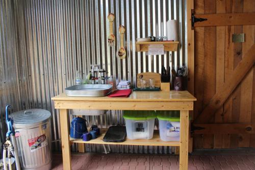 Silver Cabin in The Western Barn - image 9