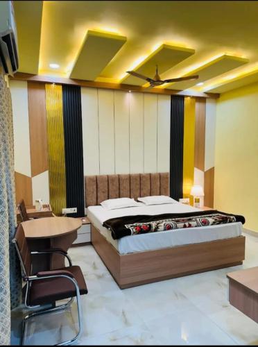 PLAY RAJKUMAR GARDEN & ROOMs, Chhatikara