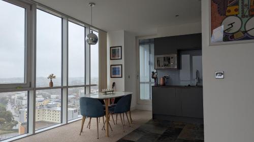 Stylish 2BR Serviced Apartment by Ellbee Apartments in อีเม็ล เฮมสเตรด