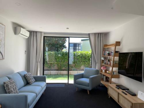 Executive Townhouse in Island Bay with Free Parking in Island Bay