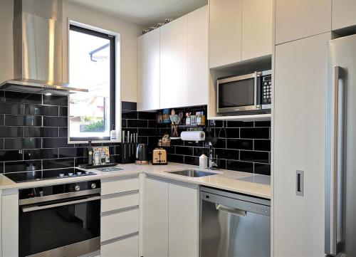 Executive Townhouse in Island Bay with Free Parking in ไอส์แลนด์เบย์