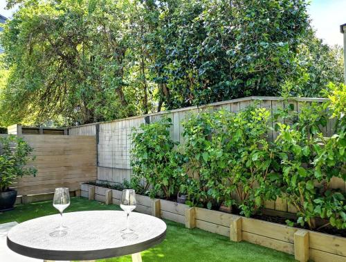 Executive Townhouse in Island Bay with Free Parking in ไอส์แลนด์เบย์