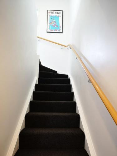 Executive Townhouse in Island Bay with Free Parking in ไอส์แลนด์เบย์