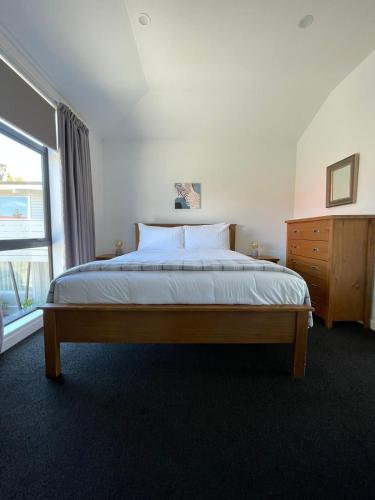 Executive Townhouse in Island Bay with Free Parking in ไอส์แลนด์เบย์