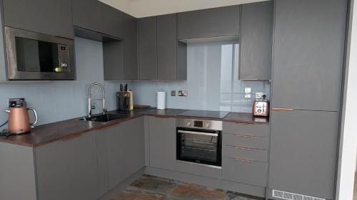 Stylish 2BR Serviced Apartment by Ellbee Apartments in อีเม็ล เฮมสเตรด