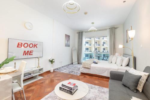 StayShort - Sleek Studio in Production City - Sleeps 4, Дубай