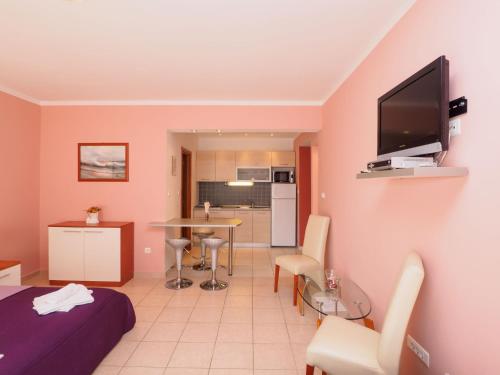 Apartment with Garden View image 6
