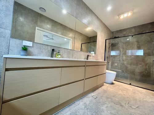 Modern 4BR 3Bath Duplex near Train Station Stylish Comfortable in ทูวอง