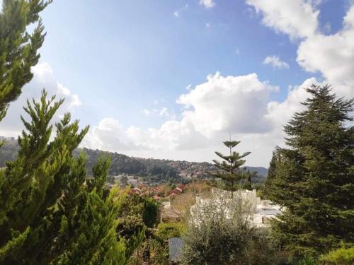 Tuvākā izklaides vieta, Housing unit in a spectacular village in Kfar Vradim