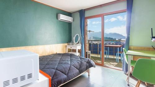 room detail thumbnail 2