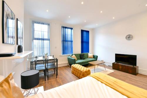Modern 1 BR Flat near Fulham Broadway & West Kensington Station, Лондон