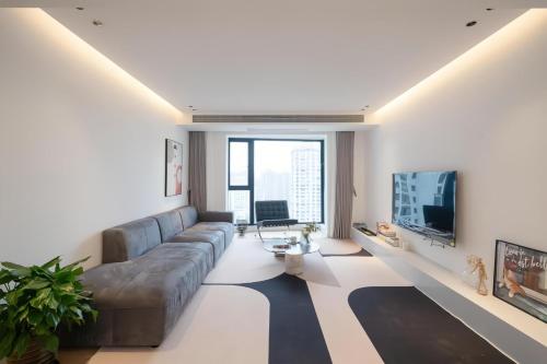 EHUB - Super Luxury Apt at the Bund Area with Big Balcony, Surrounded by Shopping & Dining, Shanghai