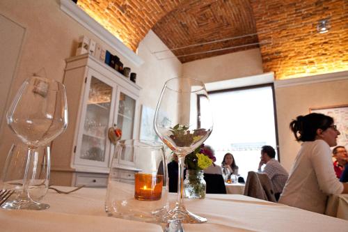 Restaurant, Osteria Senza Fretta Rooms for Rent in Cuneo