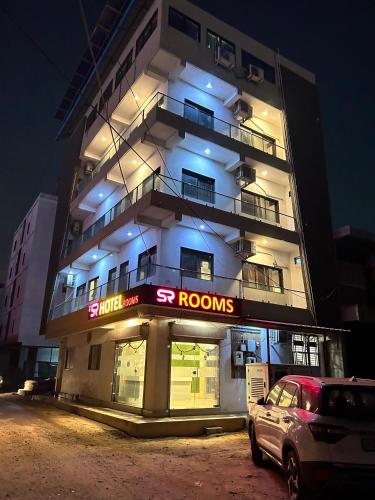 S R Hotel, Jāmb