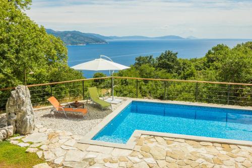 Ivanini secluded stone Villa with a stunning view - Accommodation - Brseč