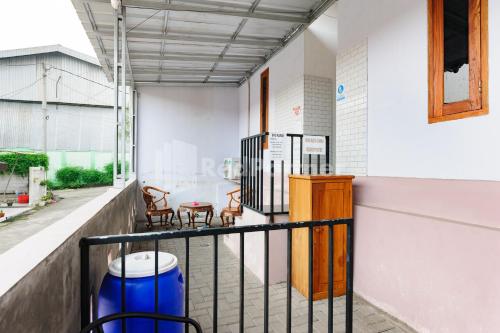 Exterior view, Wisma Radya Syariah RedPartner near RSU dr, Iqbali Taufan