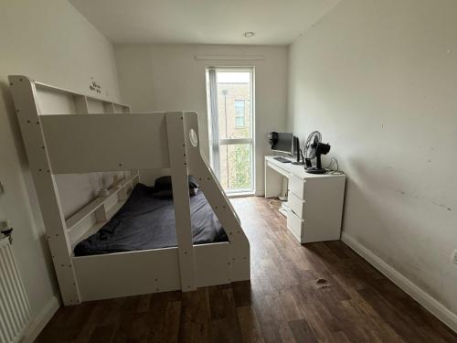 Budget-Friendly Room in London Home, London