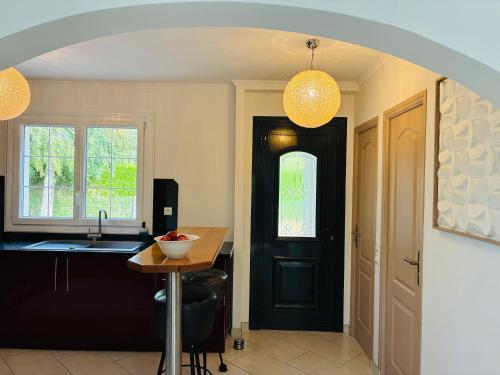 virtuve, Gîte normand climatisé avec piscine privée (Gite normand climatise avec piscine privee) in Conde-sur-Seulles (Lower Normandy)