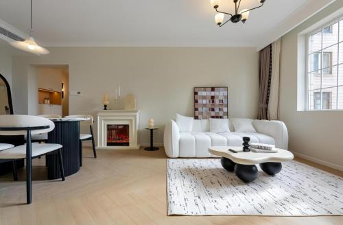 EHUB - Wukang Building 3Bedroom Apt in Bustling Commercial area, 10m away from subway, Shanghai