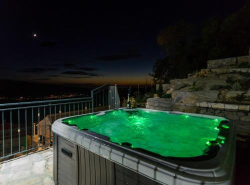 Karstais baseins, Villa Falcon Rook - Four-Bedroom Villa with Terrace and Swimming Pool in Dubravka
