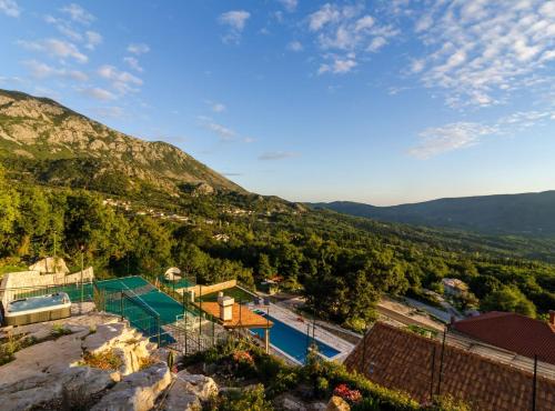 Peldbaseins, Villa Falcon Rook - Four-Bedroom Villa with Terrace and Swimming Pool in Dubravka