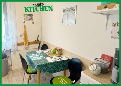 設施, Deine Pension, Multi Room P2, 2-3 beds, 15qm, Check-in 4PM till 5AM in 克雷格林根