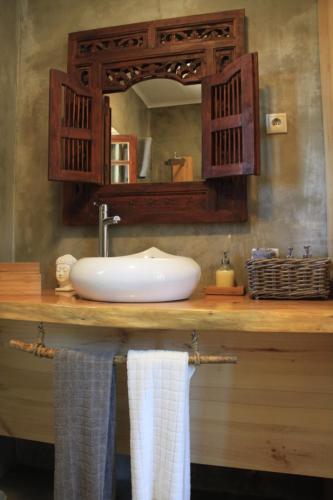 Double Room with Pool View image 1